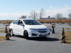 狭路通過の写真